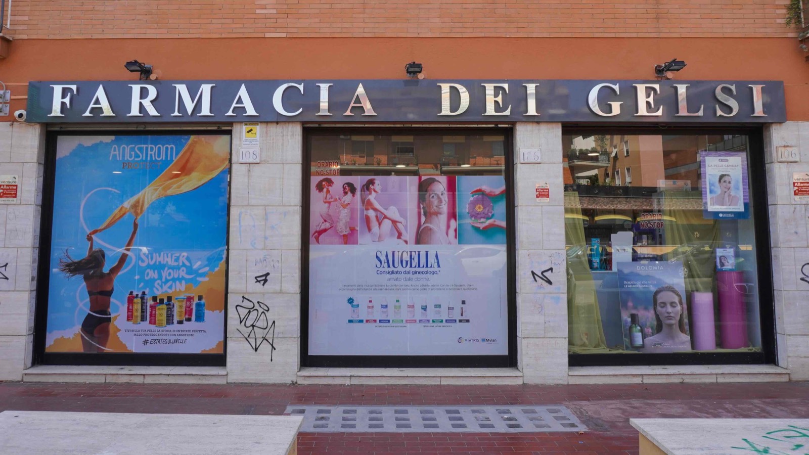 La vetrina della Farmacia dei Gelsi oggi, con l’insegna “Farmacia dei Gelsi”