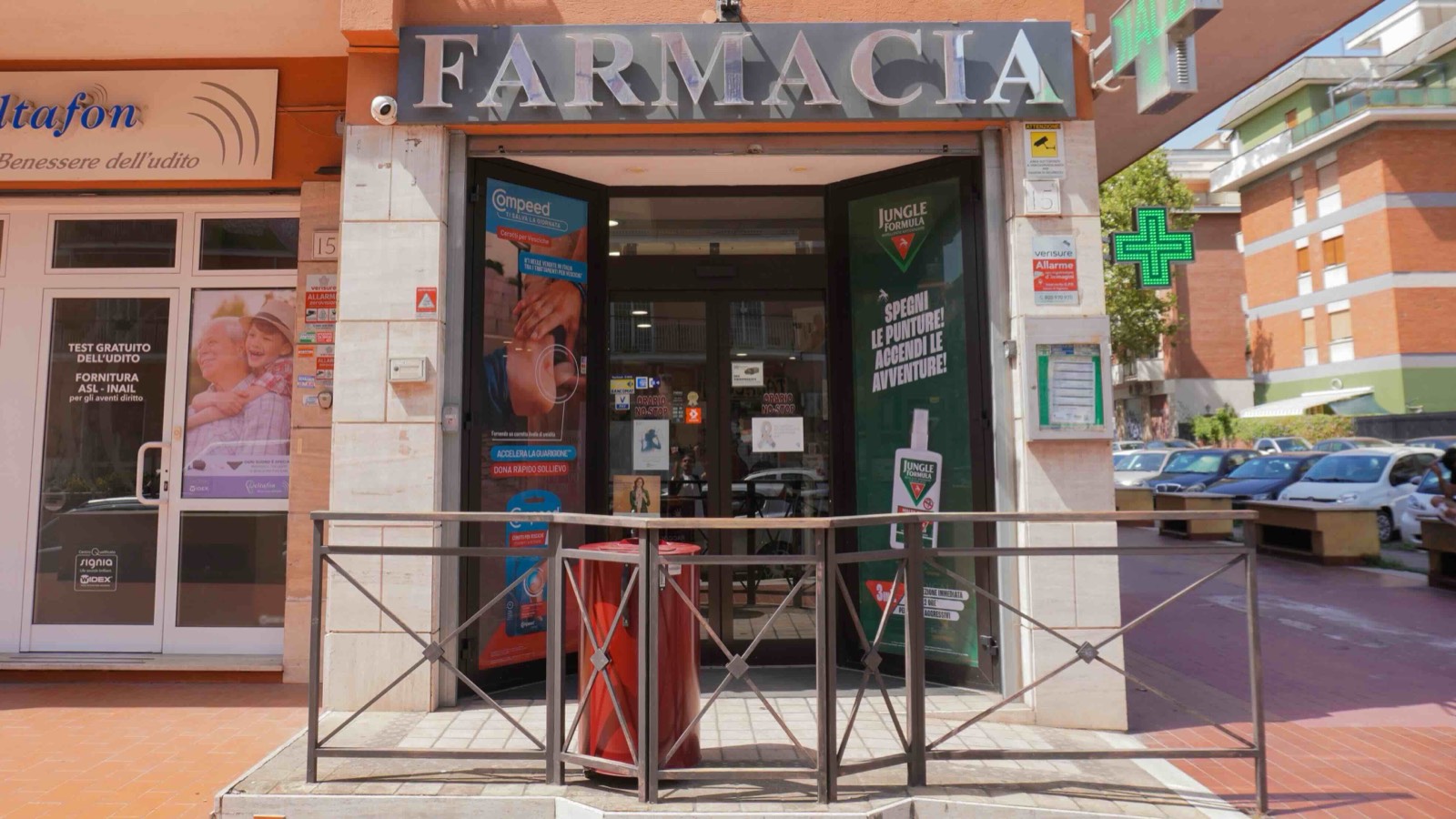 La facciata della Farmacia dei Gelsi in Via dei Gelsi 15/A, a Roma