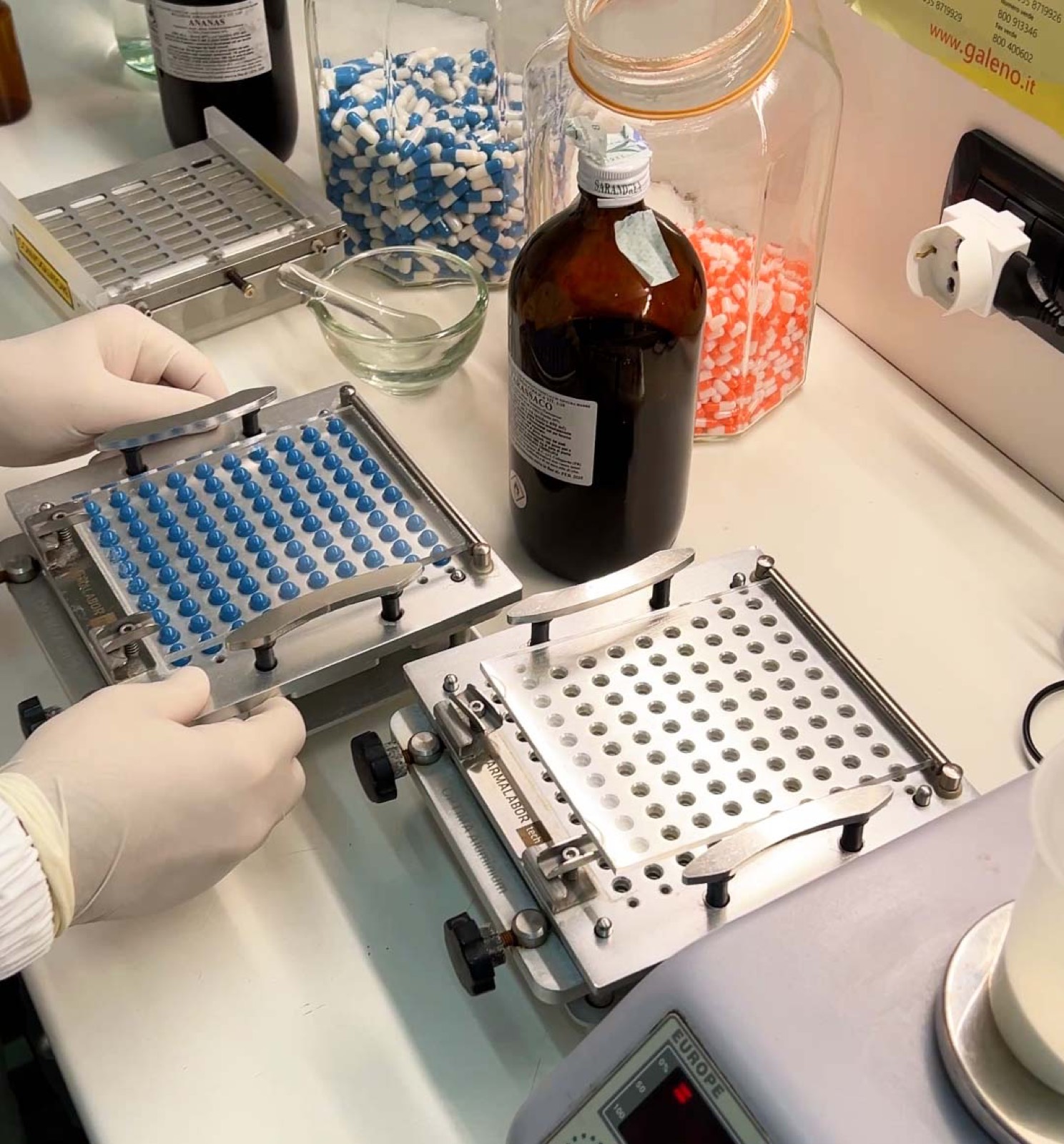 Preparazione di capsule nel laboratorio galenico della Farmacia dei Gelsi