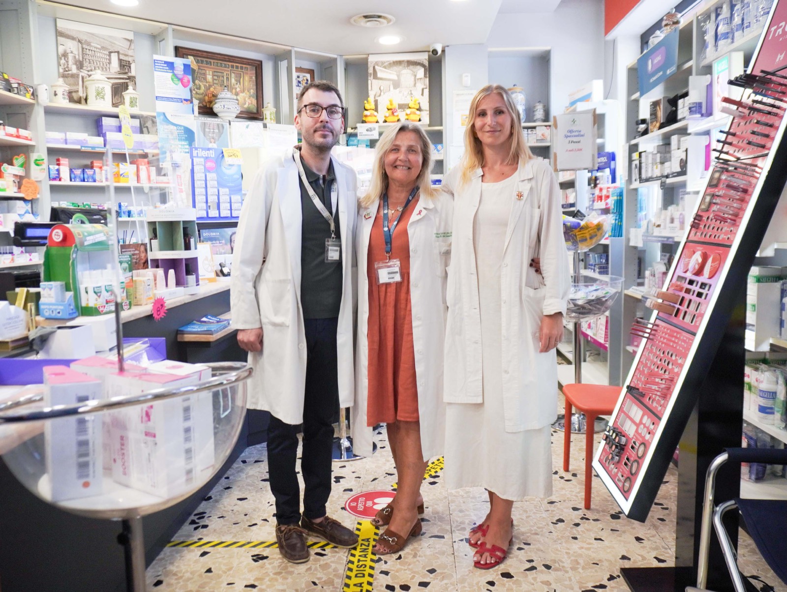 Il team della Farmacia dei Gelsi al banco