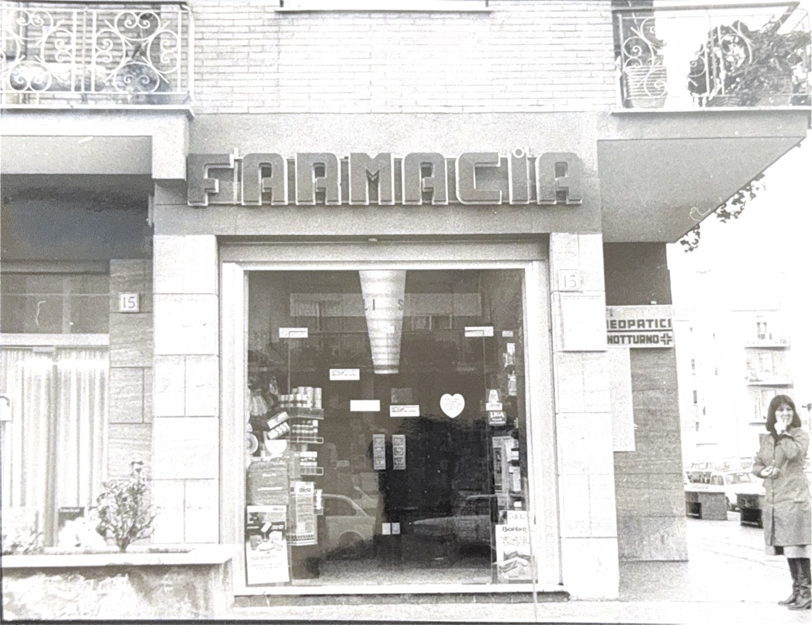 L’ingresso storico della Farmacia dei Gelsi negli anni Settanta