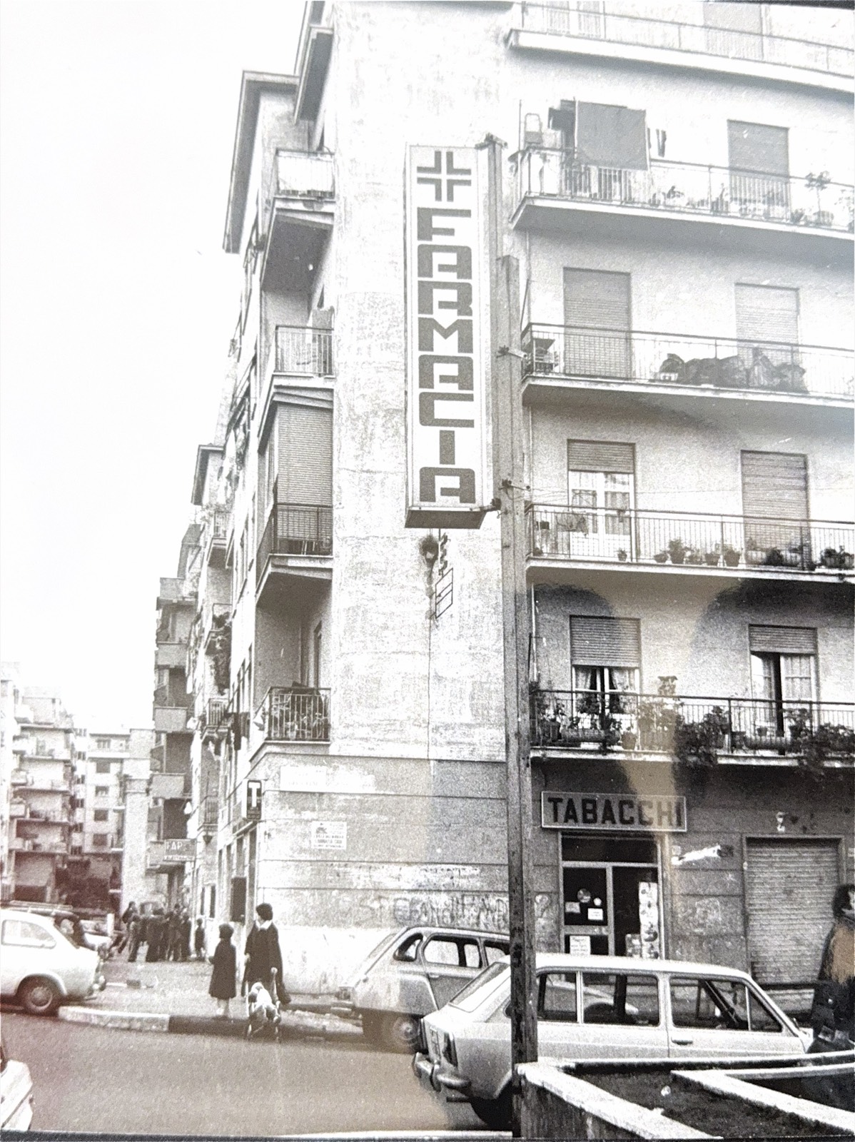 L’insegna verticale “Farmacia” della Farmacia dei Gelsi negli anni Settanta